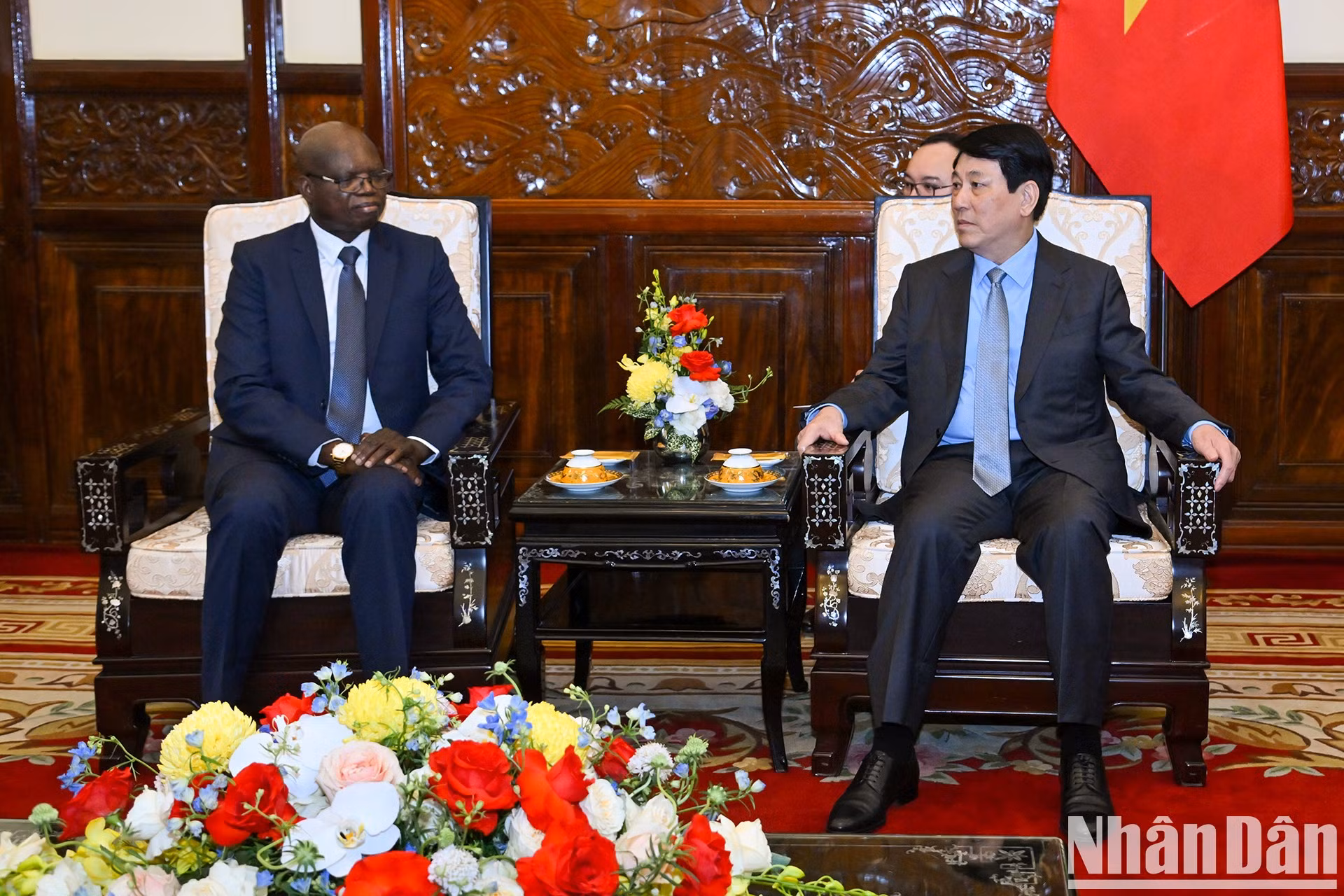 El presidente Luong Cuong recibe al embajador de la República de Angola en Vietnam, Fernando Miguel. El presidente Luong Cuong recibe al embajador de la República de Angola en Vietnam, Fernando Miguel.