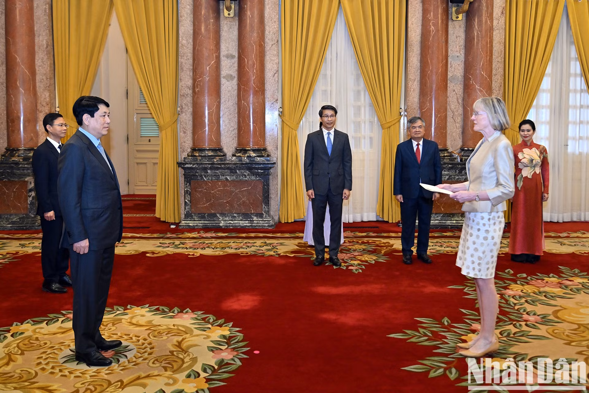 La embajadora de Australia en Vietnam, Gillian Bird, entrega sus credenciales al presidente Luong Cuong. La embajadora de Australia en Vietnam, Gillian Bird, entrega sus credenciales al presidente Luong Cuong.
