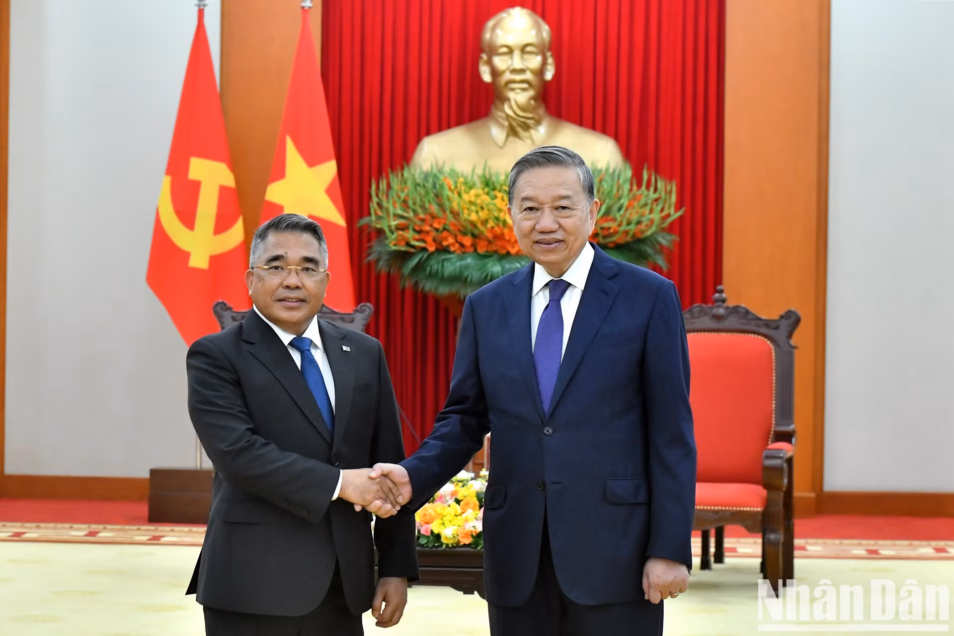 El secretario general del PCV, To Lam (derecha) y el embajador de Filipinas en Hanói, Meynardo Los Banos Montealegre.