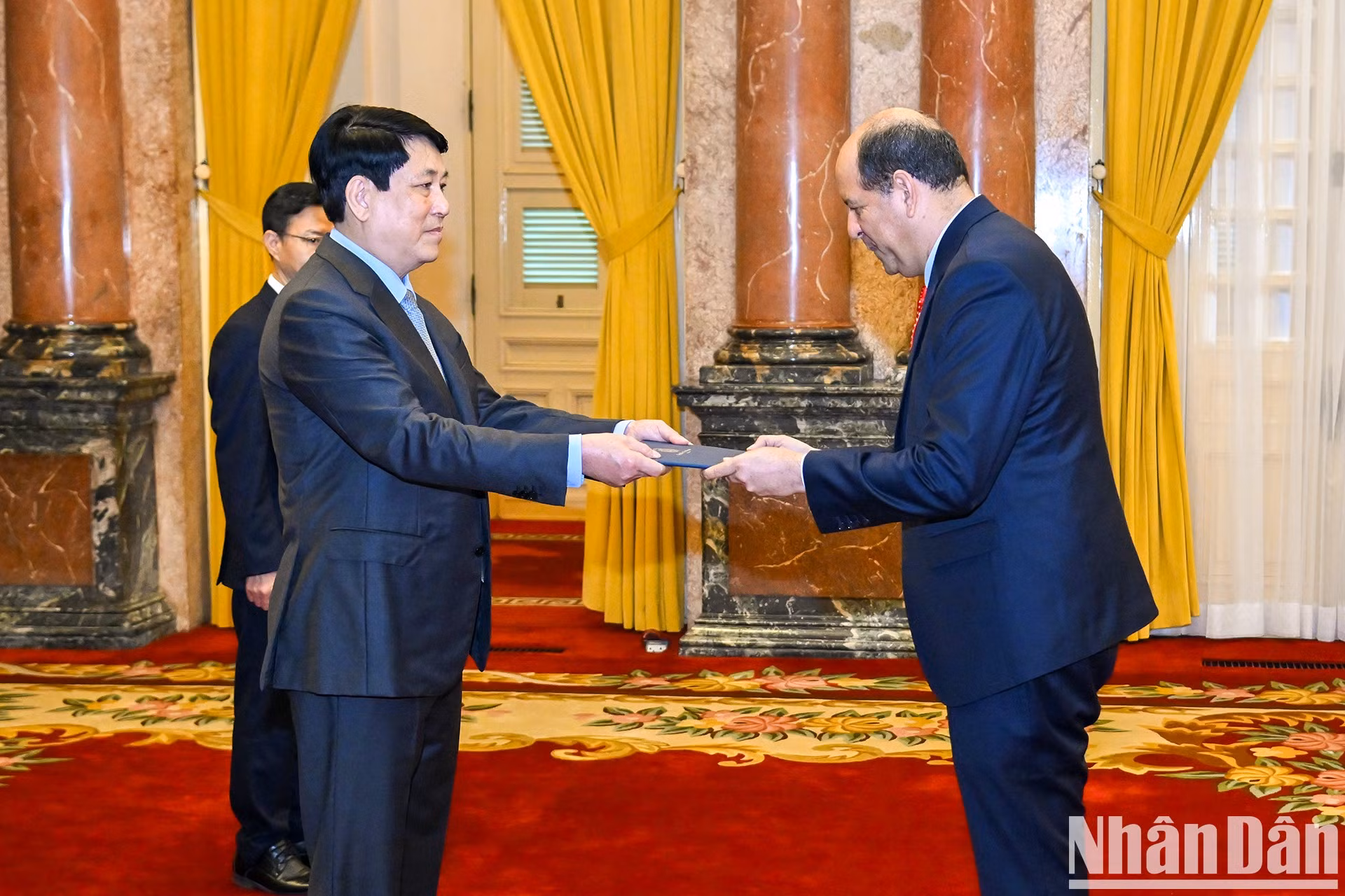 El presidente Luong Cuong recibe las cartas credenciales del embajador de la República Dominicana en Vietnam, Reinaldo Rafael Espinal Núñez. El presidente Luong Cuong recibe las cartas credenciales del embajador de la República Dominicana en Vietnam, Reinaldo Rafael Espinal Núñez.