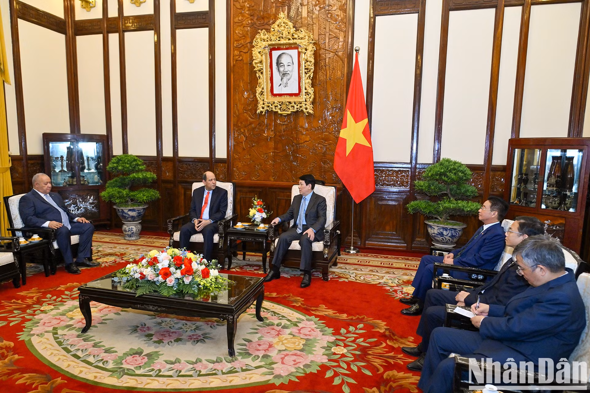 El presidente Luong Cuong y el embajador de la República Argelina Democrática y Popular en Vietnam, Azeddine Bechka, en la ceremonia de entrega de cartas credenciales. El presidente Luong Cuong y el embajador de la República Argelina Democrática y Popular en Vietnam, Azeddine Bechka, en la ceremonia de entrega de cartas credenciales.