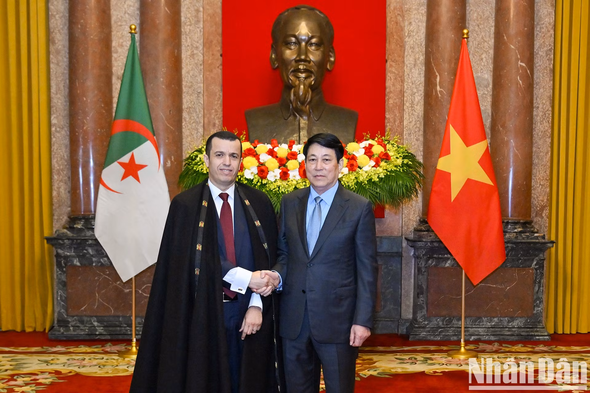 El presidente Luong Cuong y el embajador de la República Argelina Democrática y Popular en Vietnam, Azeddine Bechka, junto con delegados. El presidente Luong Cuong y el embajador de la República Argelina Democrática y Popular en Vietnam, Azeddine Bechka, junto con delegados.