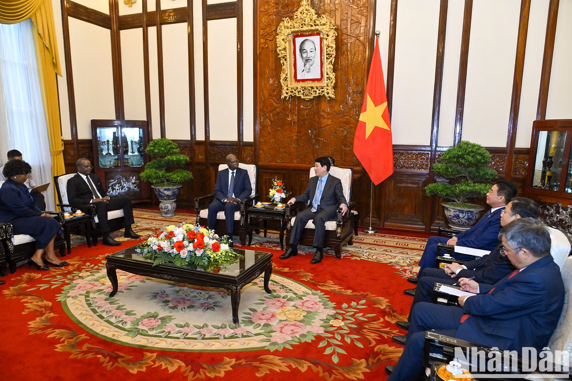 El presidente Luong Cuong recibe al embajador de la República de Angola en Vietnam, Fernando Miguel. El presidente Luong Cuong recibe al embajador de la República de Angola en Vietnam, Fernando Miguel.