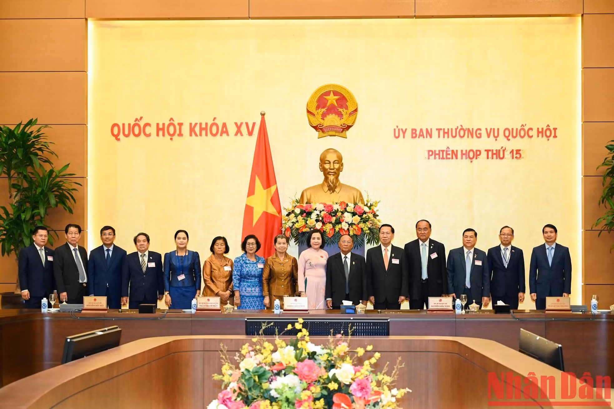 Samdech Heng Samrin y la delegación del Legislativo camboyano se toman fotos de recuerdo en la sala de reuniones de Tan Trao. Samdech Heng Samrin y la delegación del Legislativo camboyano se toman fotos de recuerdo en la sala de reuniones de Tan Trao.