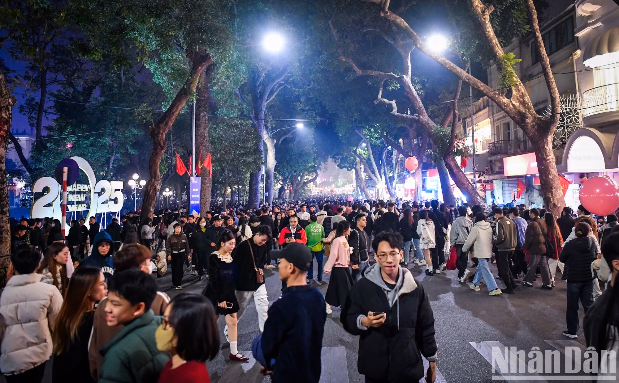 Además de salir a disfrutar de los últimos momentos del año viejo, la gente también espera el momento en el que los fuegos artificiales iluminen el cielo.