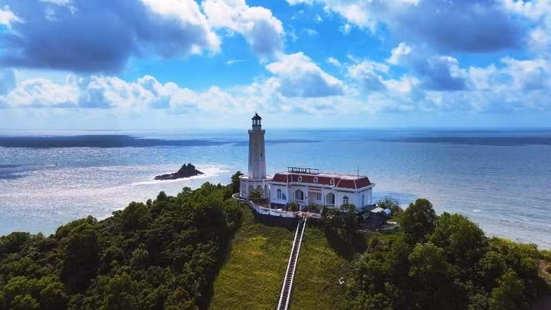 El faro de Vinh Thuc es el primero en la lista de más de 90 faros que alzan a lo largo de la costa de Vietnam. El faro de Vinh Thuc es el primero en la lista de más de 90 faros que alzan a lo largo de la costa de Vietnam.