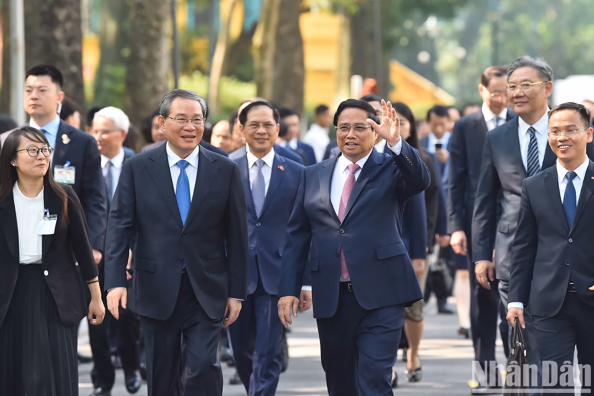 El primer ministro Pham Minh Chinh y su homólogo chino Li Cuong conversan en el camino a la Sede del Gobierno para sostener luego conversaciones. El primer ministro Pham Minh Chinh y su homólogo chino Li Cuong conversan en el camino a la Sede del Gobierno para sostener luego conversaciones.