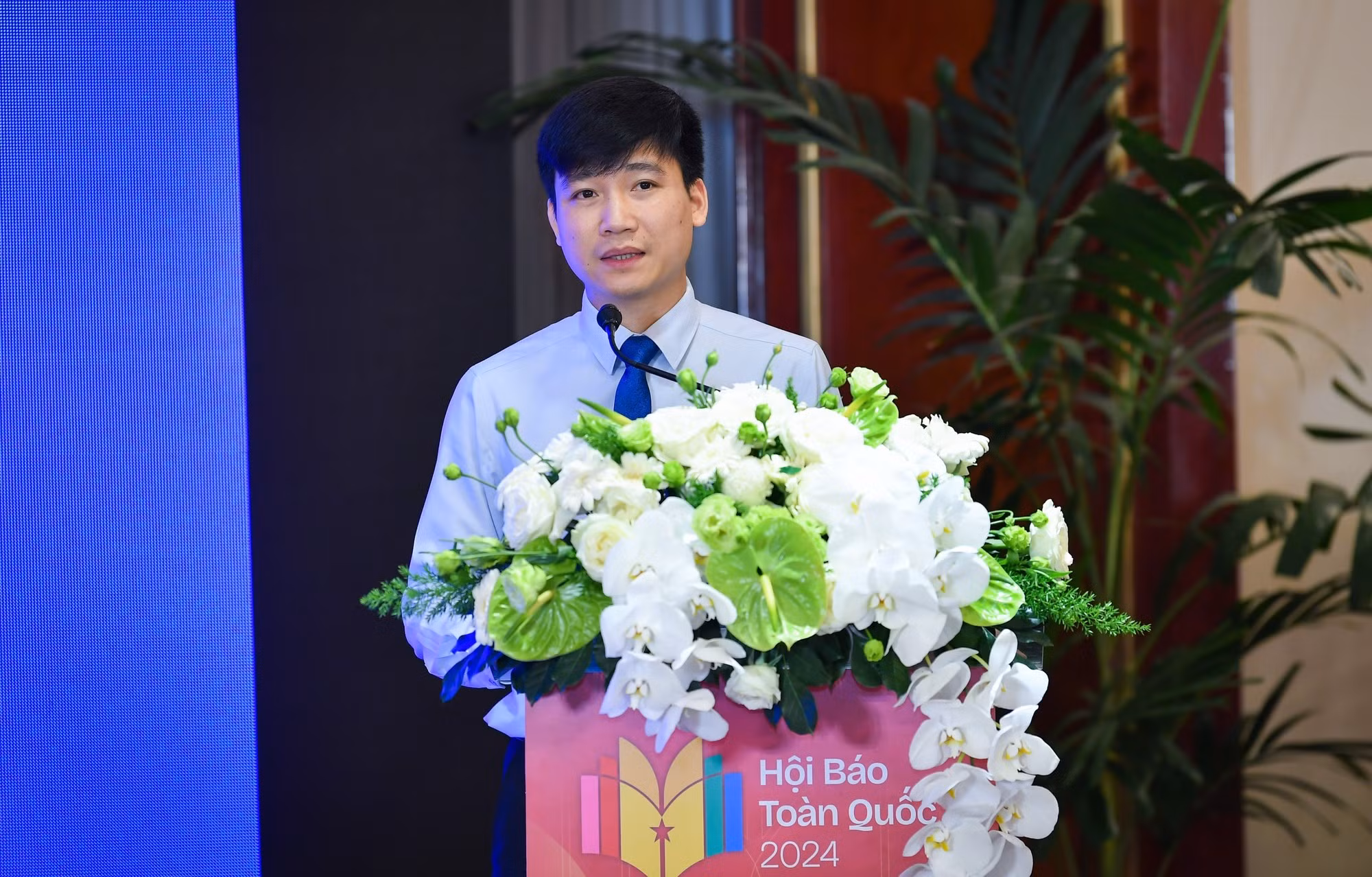 Bui Cong Duyen, director de producto de la sala de noticias convergente de la Redacción ONECMS, realiza una presentación sobre el moderno sistema de gestión de salas de redacción para los medios de prensa. Bui Cong Duyen, director de producto de la sala de noticias convergente de la Redacción ONECMS, realiza una presentación sobre el moderno sistema de gestión de salas de redacción para los medios de prensa.