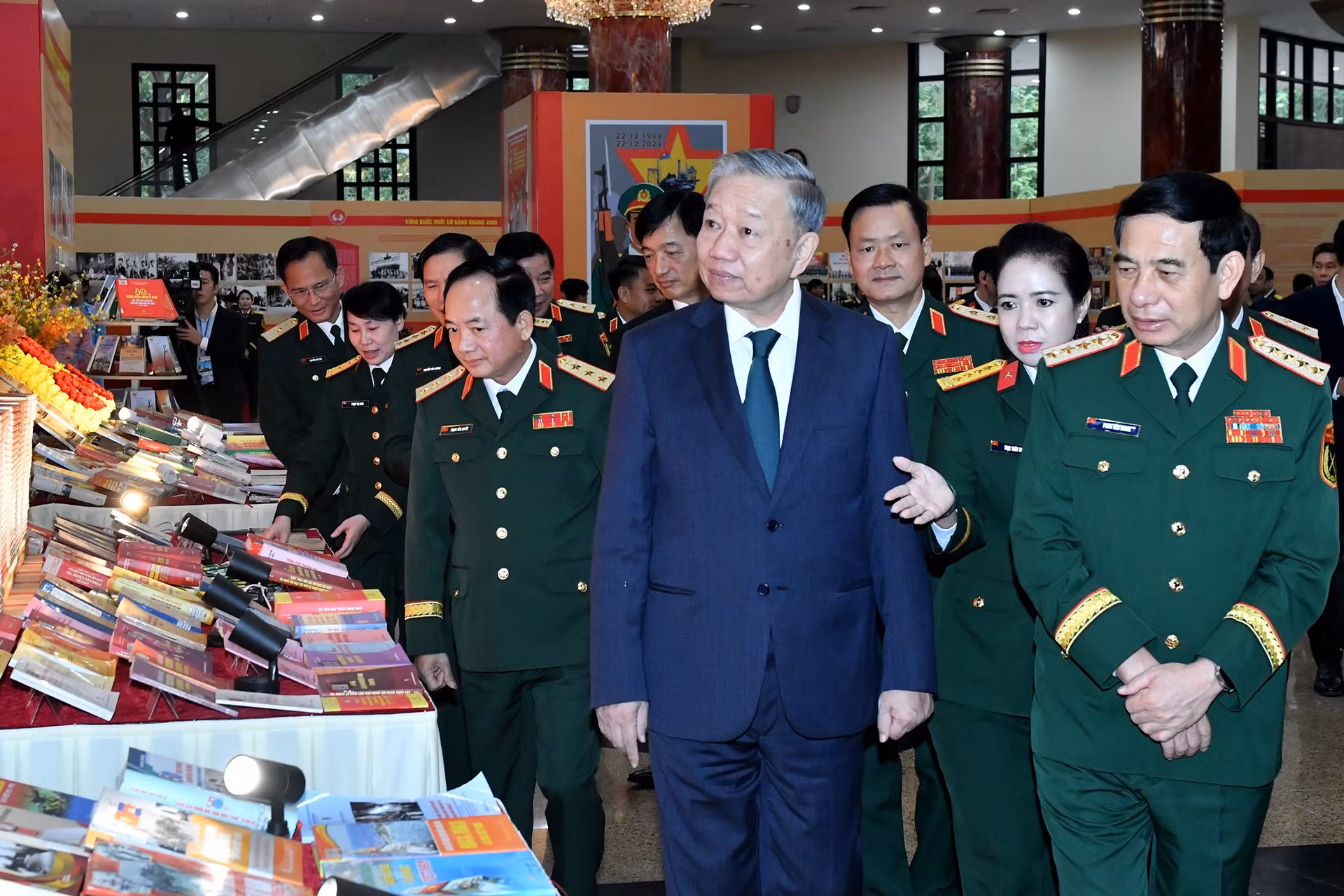 To Lam visita la exposición de publicaciones sobre la Dirección General de Política del Ejército Popular de Vietnam. To Lam visita la exposición de publicaciones sobre la Dirección General de Política del Ejército Popular de Vietnam.