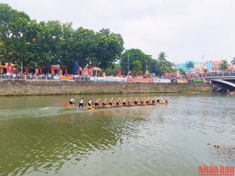 Los equipos femeninos se separaron, con las embarcaciones punteras lanzadas rápidamente a la meta en la carrera de 18 kilómetros. Los equipos femeninos se separaron, con las embarcaciones punteras lanzadas rápidamente a la meta en la carrera de 18 kilómetros.