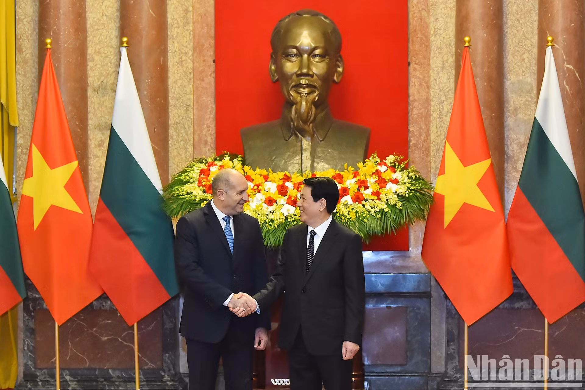 El presidente Rumen Radev es el primer jefe de Estado al que Luong Cuong ha recibido oficialmente en Vietnam desde que asumió el cargo. Esto demuestra el respeto, el afecto y los buenos sentimientos que el Estado y el pueblo de Vietnam sienten hacia Bulgaria como un amigo tradicional, de confianza y leal, y uno de los socios importantes de Vietnam en la región de los Balcanes. El presidente Rumen Radev es el primer jefe de Estado al que Luong Cuong ha recibido oficialmente en Vietnam desde que asumió el cargo. Esto demuestra el respeto, el afecto y los buenos sentimientos que el Estado y el pueblo de Vietnam sienten hacia Bulgaria como un amigo tradicional, de confianza y leal, y uno de los socios importantes de Vietnam en la región de los Balcanes.
