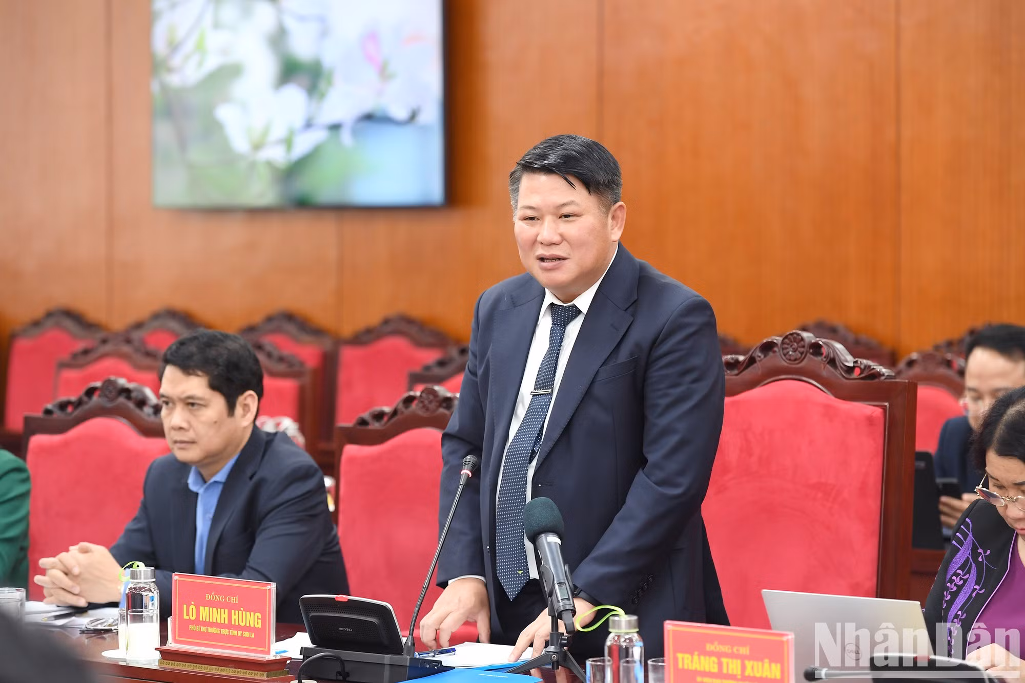 Lo Minh Hung, secretario adjunto permanente del Comité partidista agradece el compañerismo del Nhan Dan en el desarrollo de Son La.