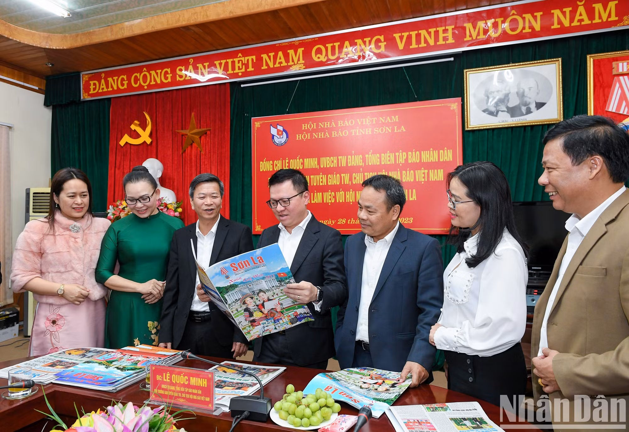 Quoc Minh afirma que la Asociación de Periodistas de Vietnam y el periódico Nhan Dan están dispuestos a apoyar a estas agencias periodísticas, por el desarrollo común de la prensa.