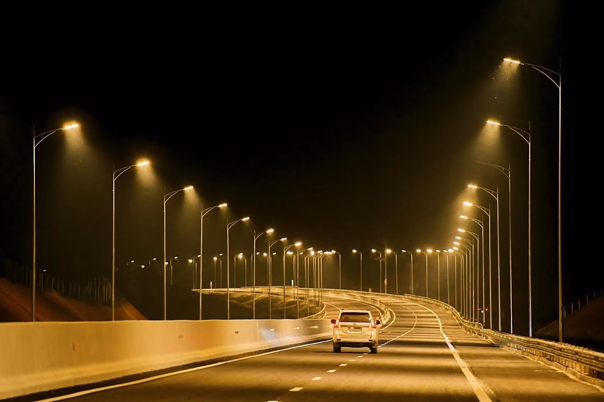 Esta es también una de las pocas autopistas del mundo con un sistema de iluminación uniforme en toda la ruta. Durante la noche, el camino serpentea como una tira de seda dorada en la encantadora región montañosa del noreste.