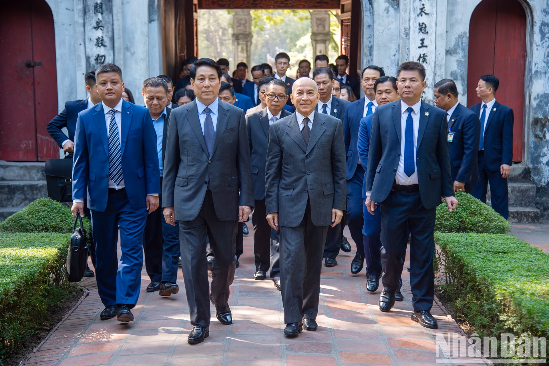 El presidente vietnamita, Luong Cuong, y el rey camboyano, Norodom Sihamoni, en el área de Reliquia Nacional Especial del Templo de Literatura.