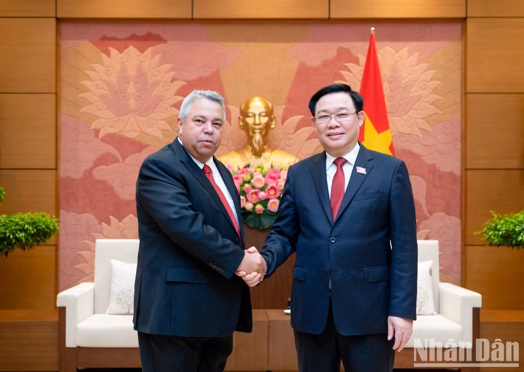 El presidente de la AN, Vuong Dinh Hue, saluda al secretario general de la Central de Trabajadores de Cuba, Ulises Guilarte de Nacimiento.