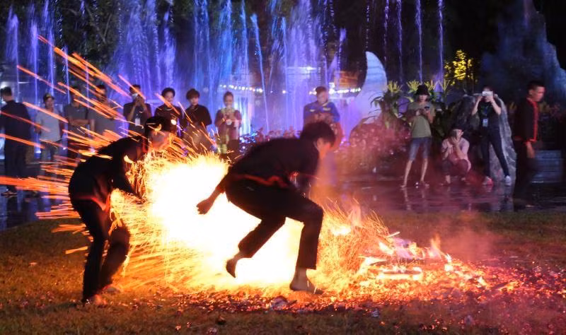Este misterioso ritual fue reconocido como patrimonio cultural inmaterial nacional y se ha convertido en un producto turístico típico de la zona del extremo norte del país indochino. Este misterioso ritual fue reconocido como patrimonio cultural inmaterial nacional y se ha convertido en un producto turístico típico de la zona del extremo norte del país indochino.