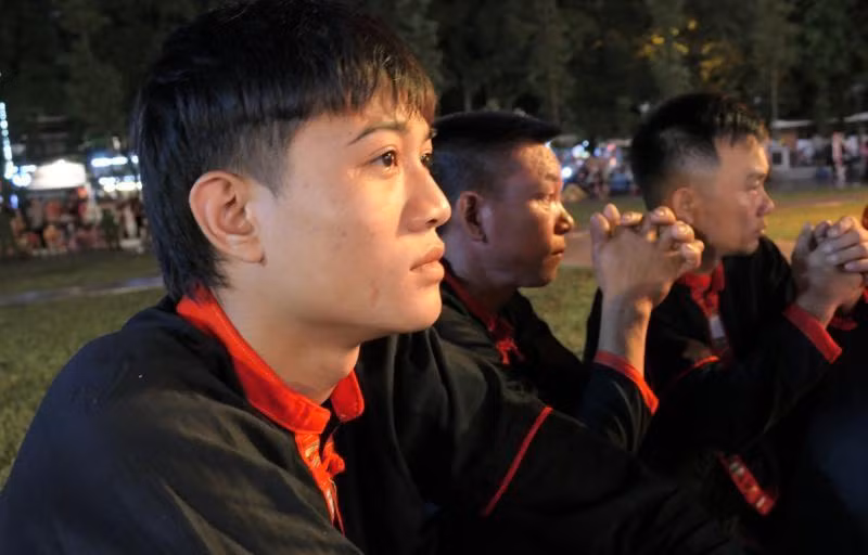 Ta Van Khanh, de 19 años de edad, de la aldea de Na Tho, comuna de Tan Bac, sigue a su maestro en este ritual desde que tenía 15 años. Ta Van Khanh, de 19 años de edad, de la aldea de Na Tho, comuna de Tan Bac, sigue a su maestro en este ritual desde que tenía 15 años.