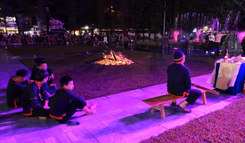 Cuando el gurú realiza la ceremonia, los muchachos participantes en el rito se sientan alrededor del las llamas y esperan. Cuando el gurú realiza la ceremonia, los muchachos participantes en el rito se sientan alrededor del las llamas y esperan.