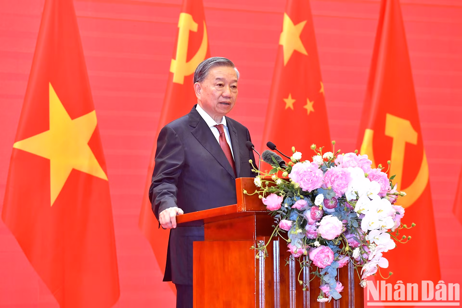 El líder partidista vietnamita, To Lam, habla en la actividad.