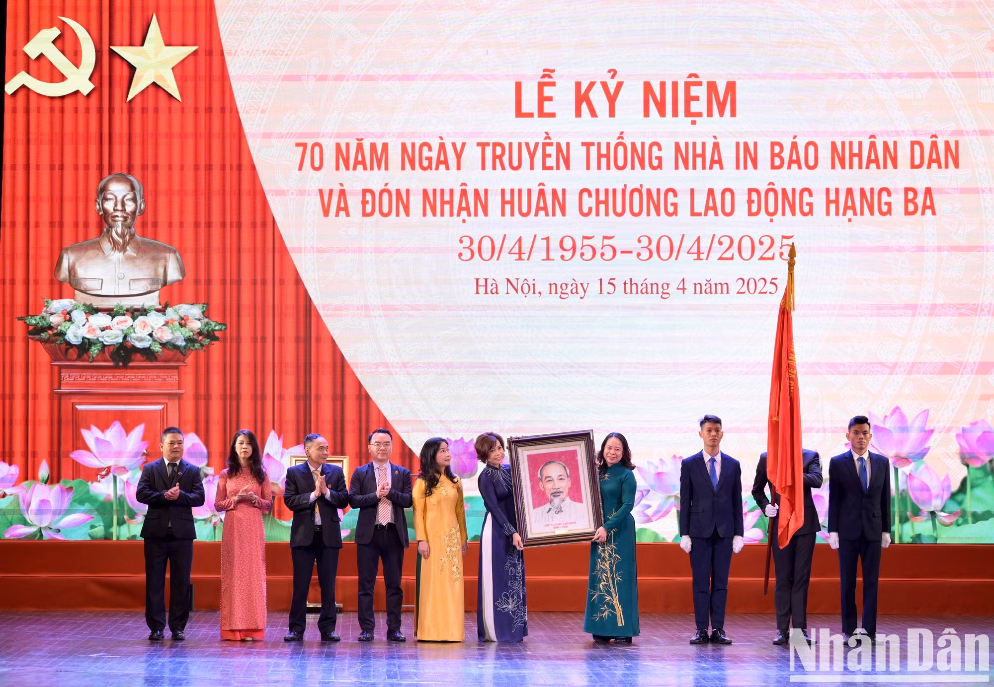 La vicepresidenta Vo Thi Anh Xuan entrega un retrato del presidente Ho Chi Minh para felicitar al personal de la empresa.