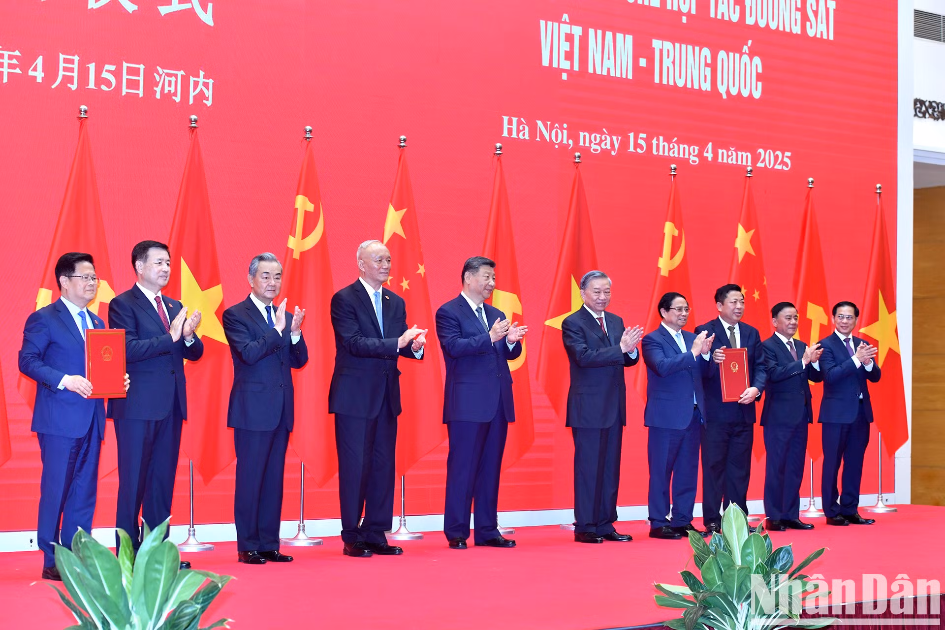 Los líderes de Vietnam y China y los delegados realizan la ceremonia de lanzamiento de la Jornada Roja: Investigación y Aprendizaje Juvenil.