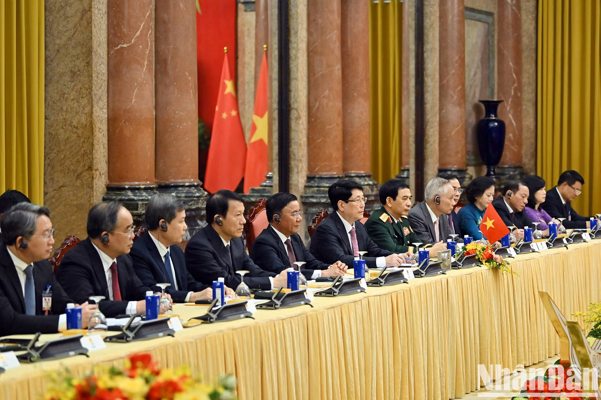 El presidente Luong Cuong y delegados vietnamitas de alto rango en las conversaciones.