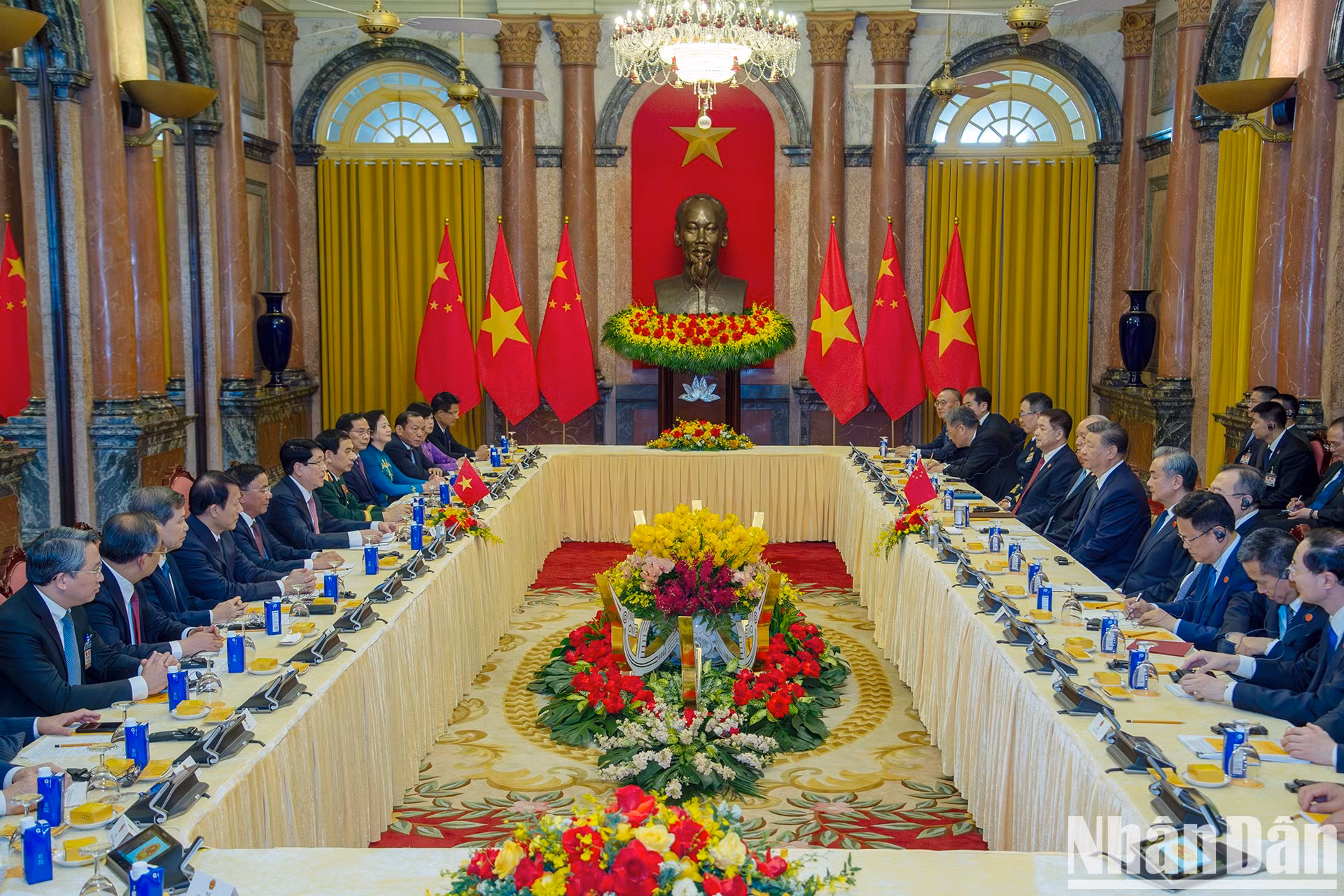 El presidente Luong Cuong mantiene conversaciones con el secretario general del Partido Comunista de China y presidente de ese país, Xi Jinping.