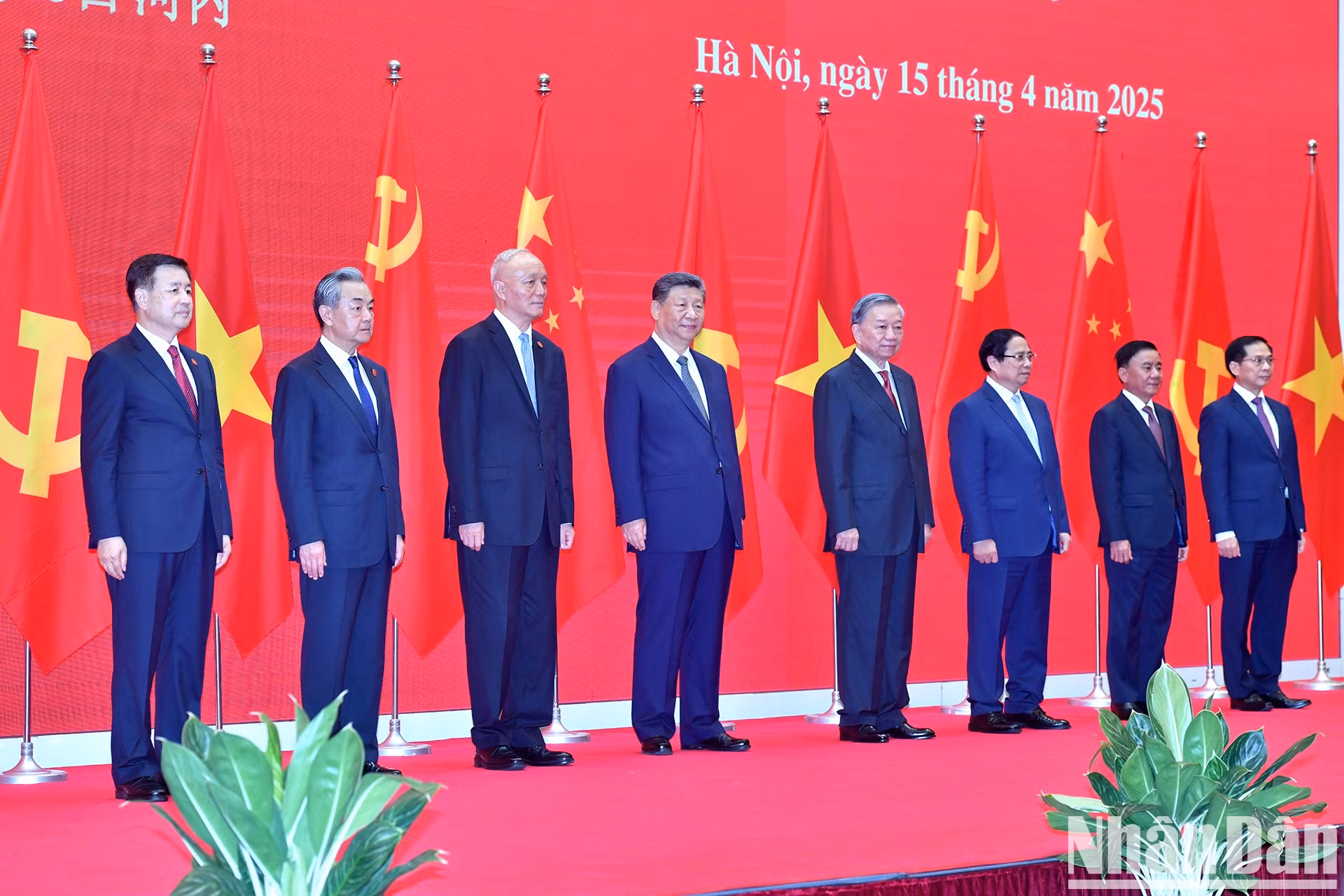 Los líderes de Vietnam y China y los delegados realizan la ceremonia de lanzamiento de la Jornada Roja: Investigación y Aprendizaje Juvenil.