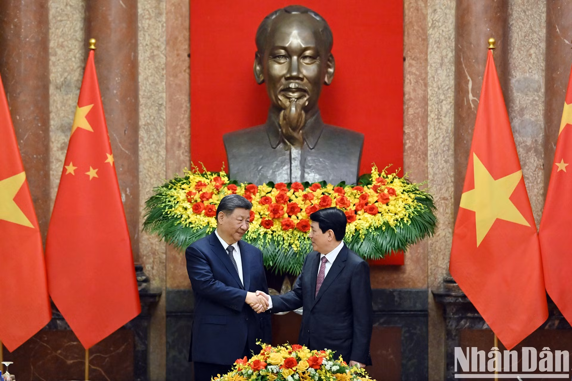 El presidente Luong Cuong da la bienvenida al secretario general del Partido Comunista de China y presidente de ese país, Xi Jinping.