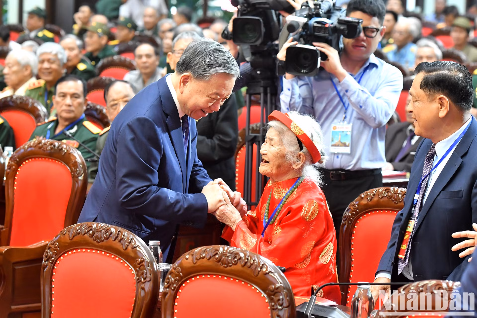 El líder partidista y las Madres Heroicas Vietnamitas en el encuentro.
