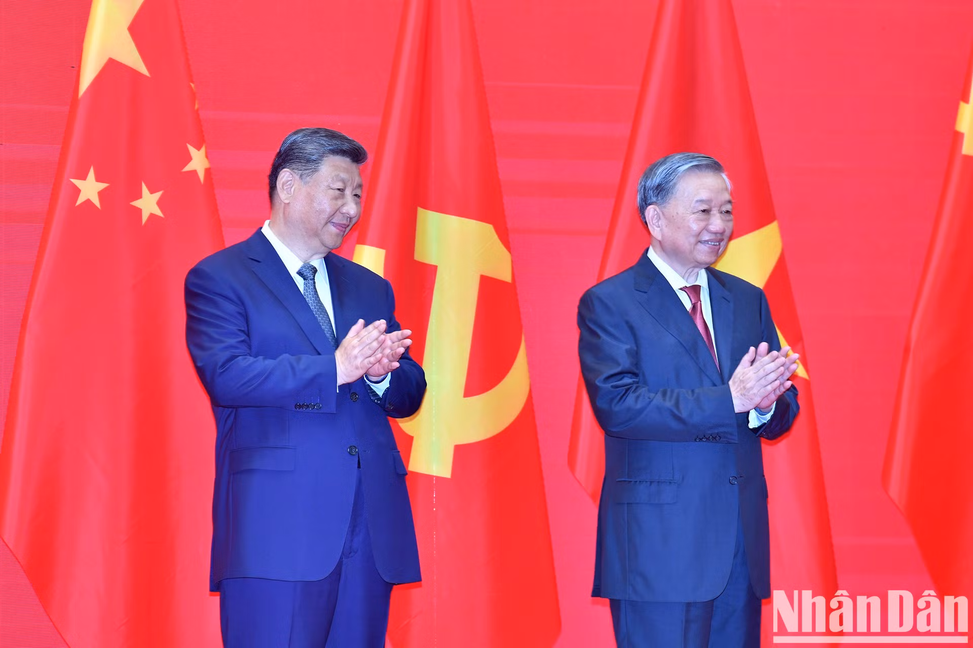 El secretario general del Partido Comunista de Vietnam, To Lam, y el secretario general del Partido Comunista de China y presidente de ese país, Xi Jinping, en el evento.
