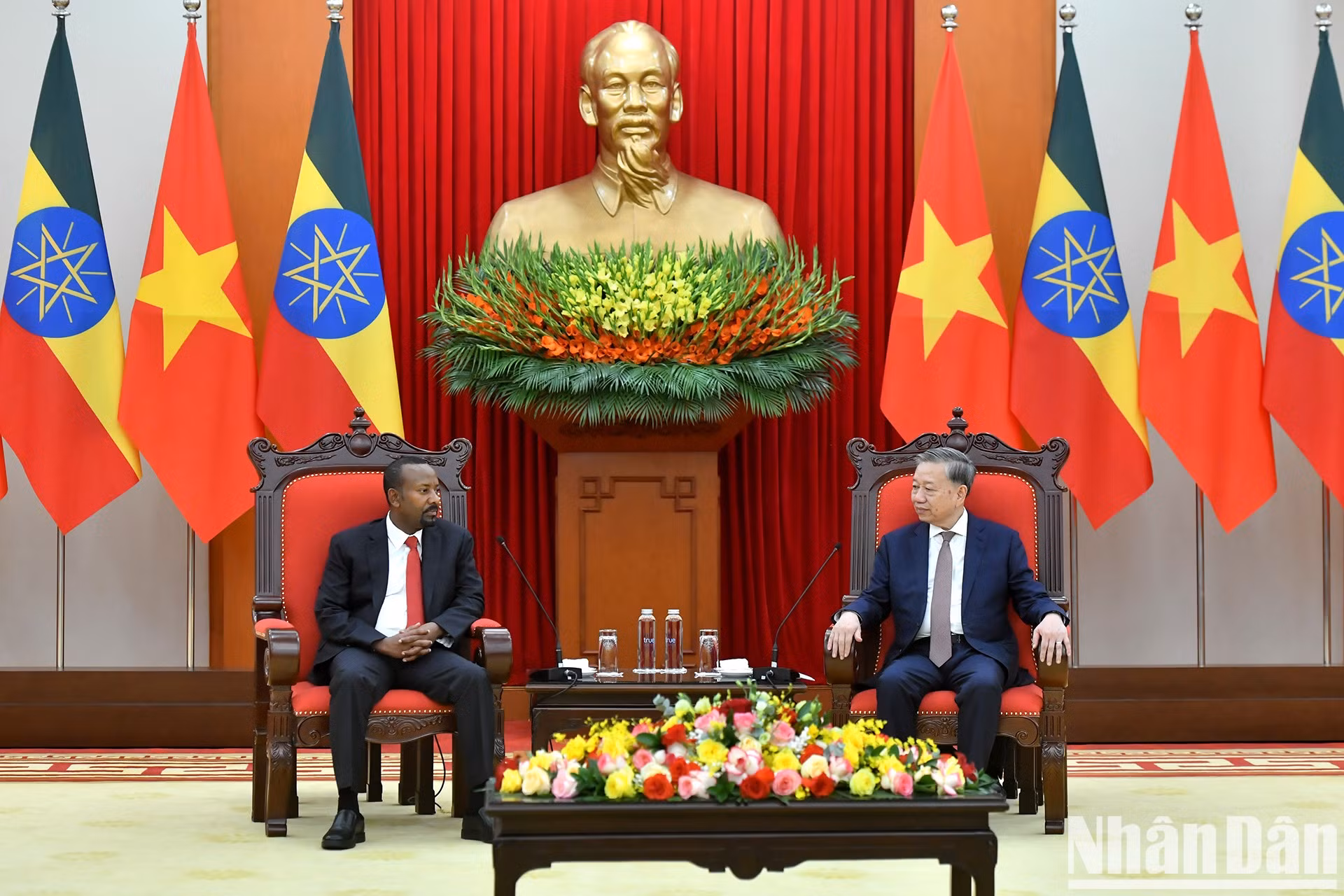 El secretario general del PCV, To Lam (derecha) y el primer ministro etíope, Abiy Ahmed Ali.