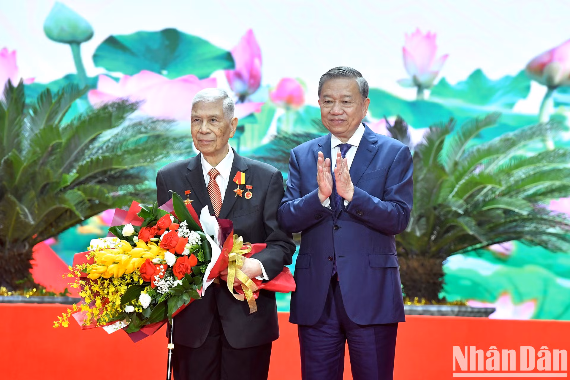 El máximo dirigente partidista To Lam entrega la insignia por los 80 años de membresía del Partido Comunista de Vietnam al teniente general Dang Quan Thuy.