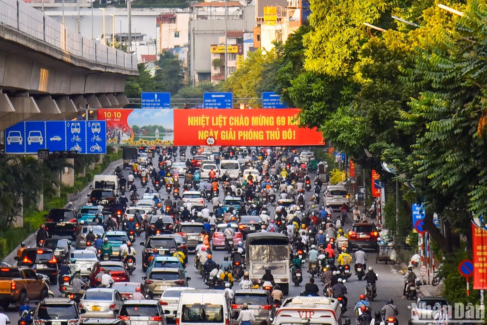 La calle Nguyen Trai decorada con pancartas y letreros. La calle Nguyen Trai decorada con pancartas y letreros.