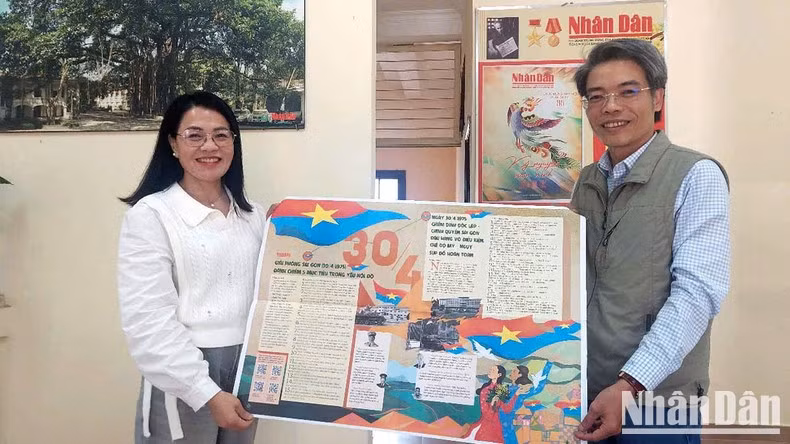 La Oficina de Representación del periódico Nhan Dan en Lam Dong entrega la publicación especial a los lectores.