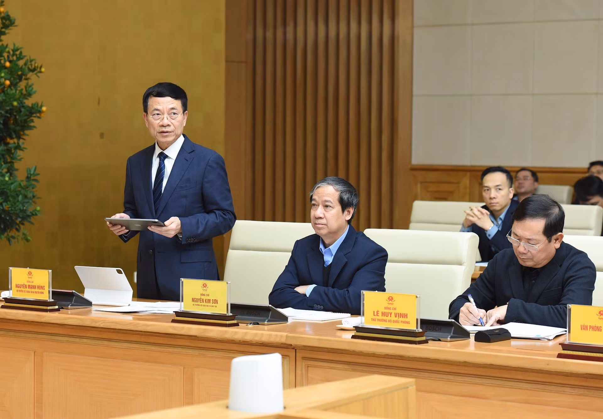 El ministro de Información y Comunicaciones, Nguyen Manh Hung, afirma que las grandes empresas deben liderar la aplicación de la tecnología y la transformación digital para impulsar a otras empresas vietnamitas en este sentido, con el fin de crear una ola de ciencia y tecnología en todo el país.