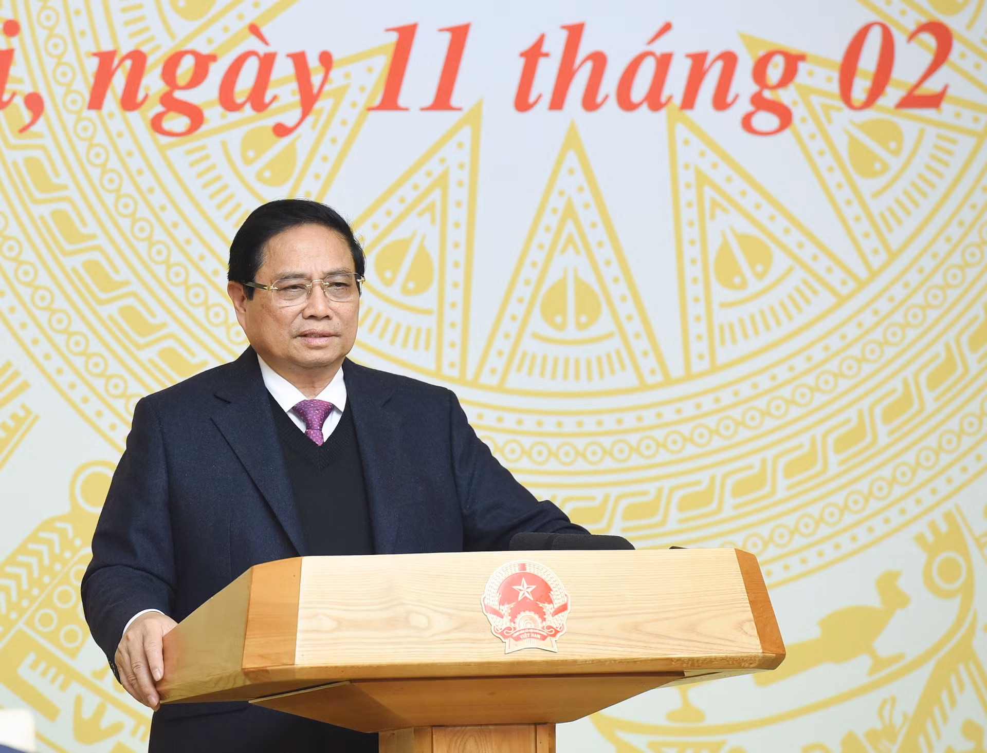El primer ministro Pham Minh Chinh pronuncia un discurso en la conferencia.