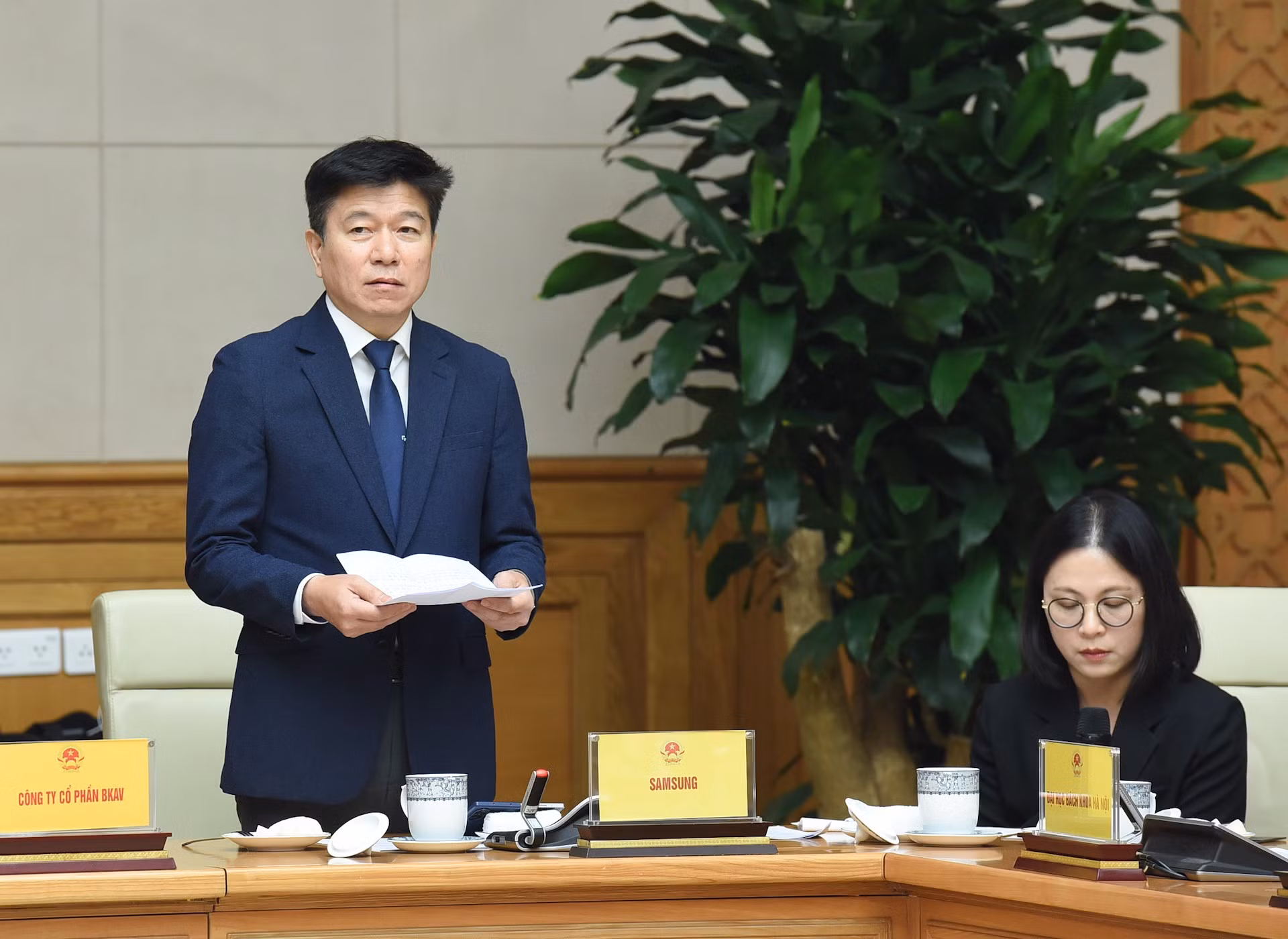 El director general del Centro de I+D de Samsung Vietnam, Suk Ji-won, propuso capacitar y fomentar recursos humanos de alta tecnología en Vietnam.
