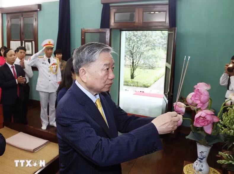 El presidente To Lam ofreció inciensos en homenaje al presidente Ho Chi Minh en la Casa 67 dentro del complejo del Palacio Presidencial.