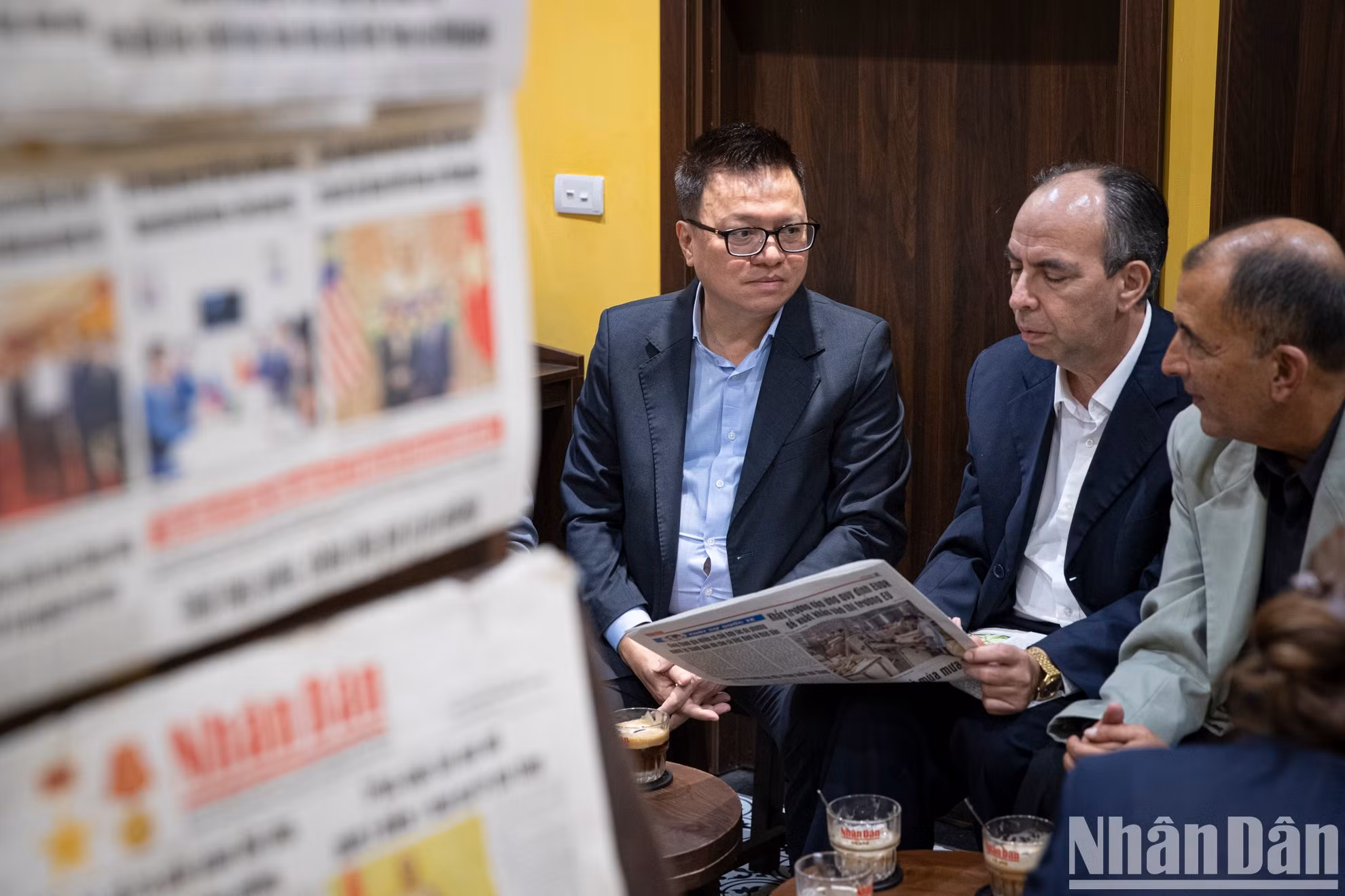 Los periodistas quedan impresionados con la estación de lectura de Nhan Dan.