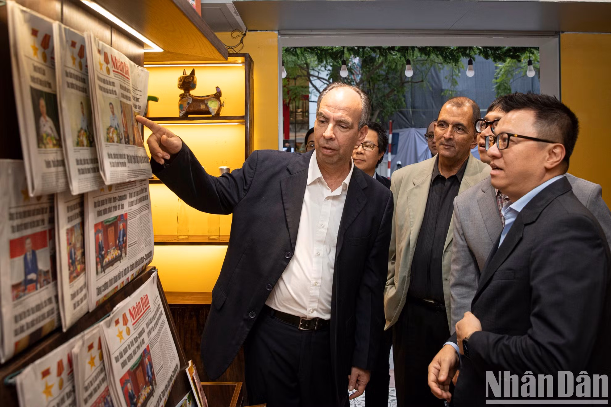 Le Quoc Minh presenta el espacio de la estación de lectura de Nhan Dan al embajador designado de Cuba en Vietnam, Rogelio Polanco Fuentes, y a los delegados.