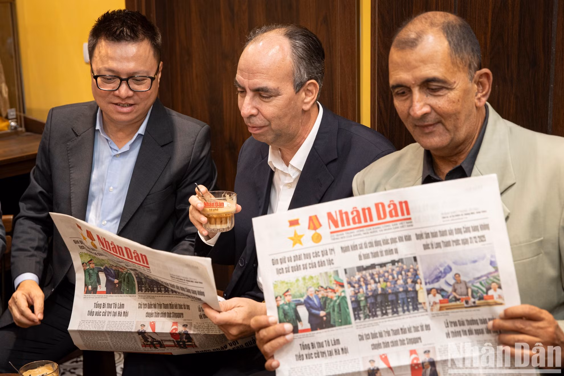 La estación de lectura del periódico Nhan Dan brinda una cálida sensación de la Hanói de antaño. Aquí, los lectores no solo pueden disfrutar de un café, sino también leer periódicos gratuitos con una gran variedad de contenidos.