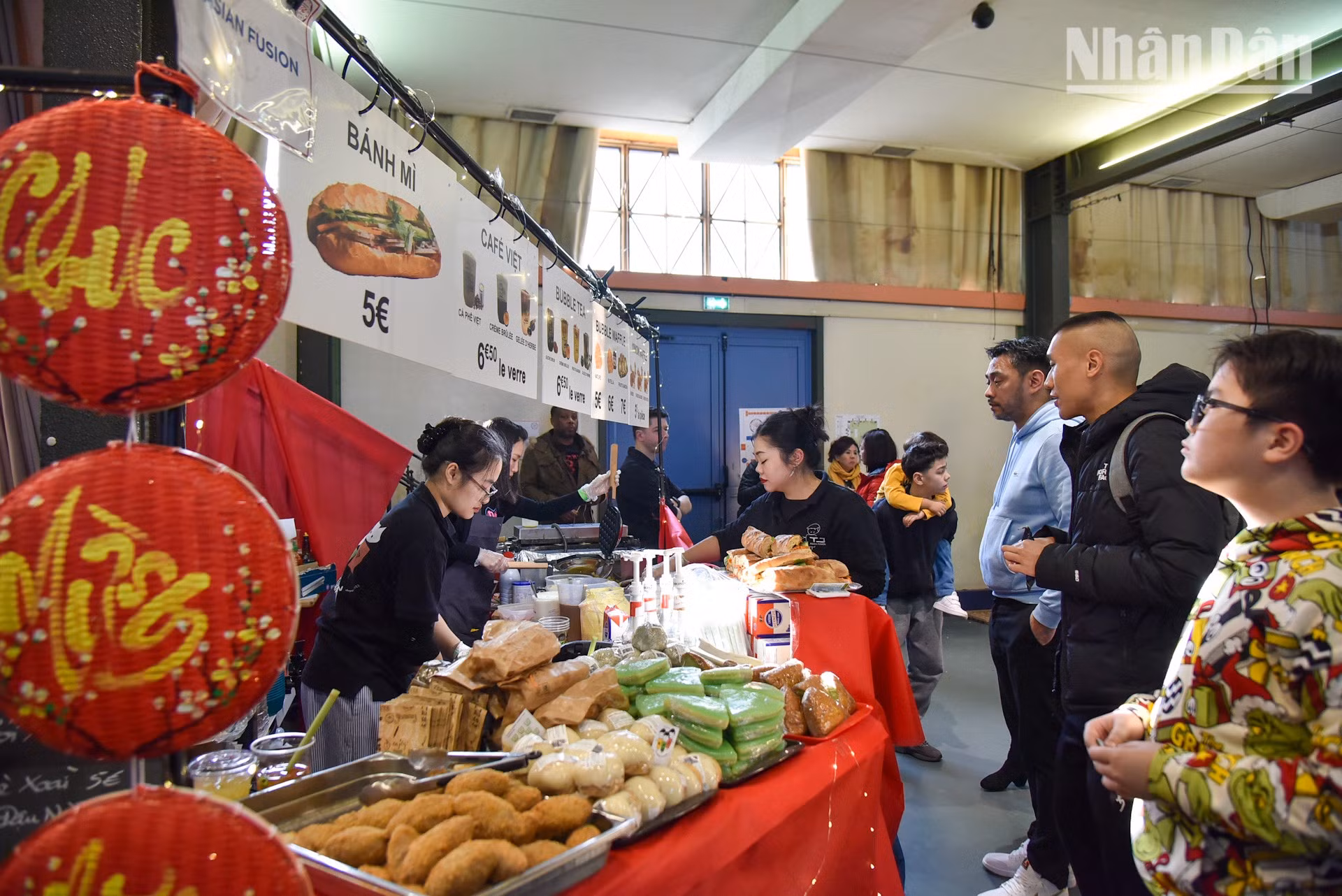 En el mercado se presentan las delicias culinarias de las tres regiones de Vietnam, como el Banh chung (pastel cuadrado de arroz glutinoso), el Xoi (arroz glutinoso), el Pho bo (sopa de fideos con carne de res) y el Com rang (arroz frito), entre otros.