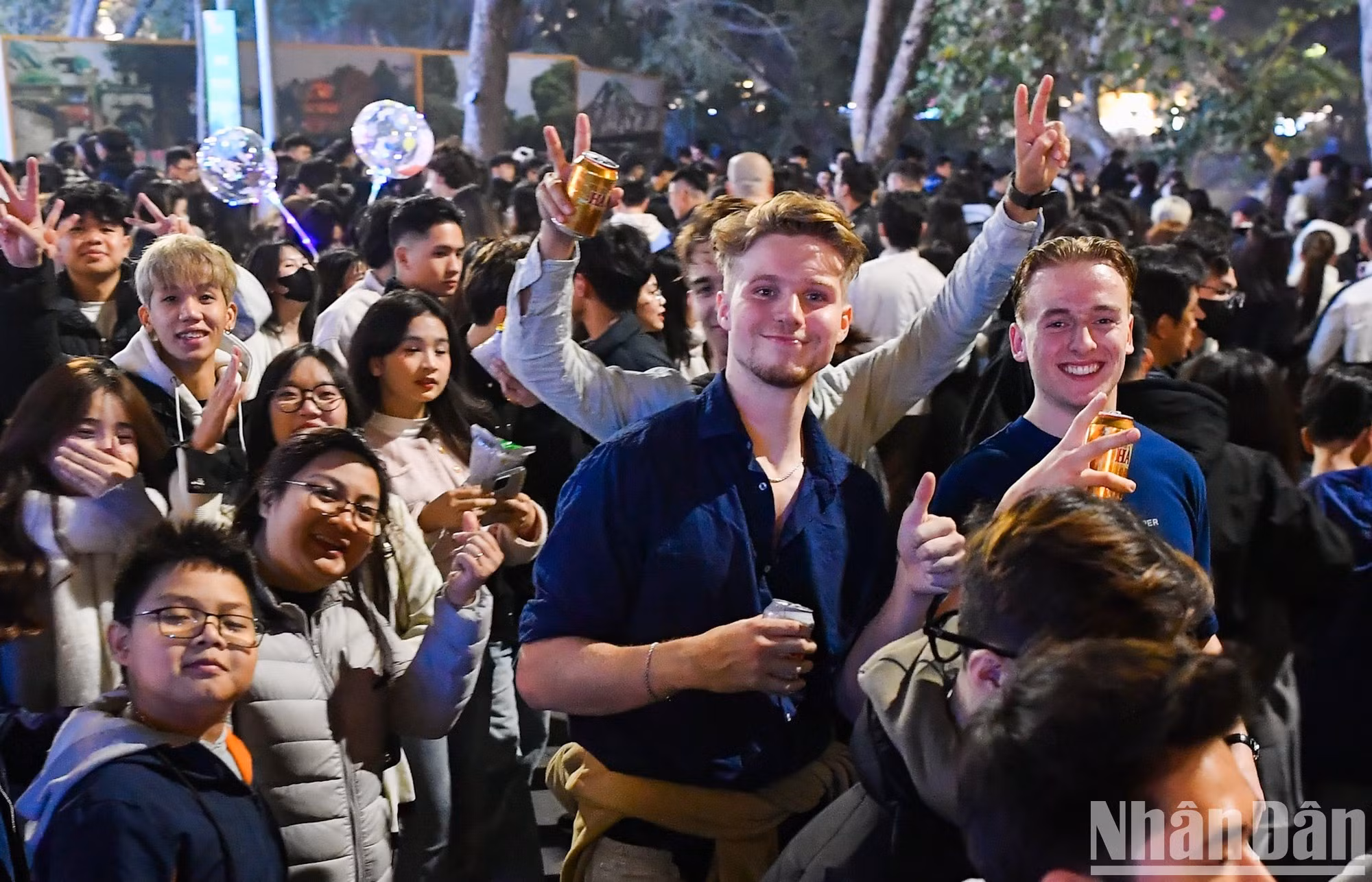 Los turistas extranjeros se unen a la celebración del Año Nuevo en Hanói.