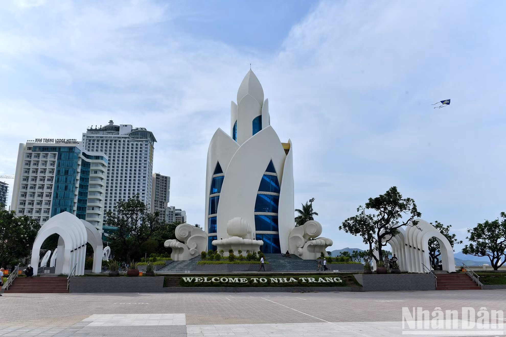 La torre Tram Huong se encuentra cerca de la playa.