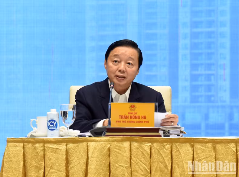 El viceprimer ministro Tran Hong Ha habla en la conferencia.