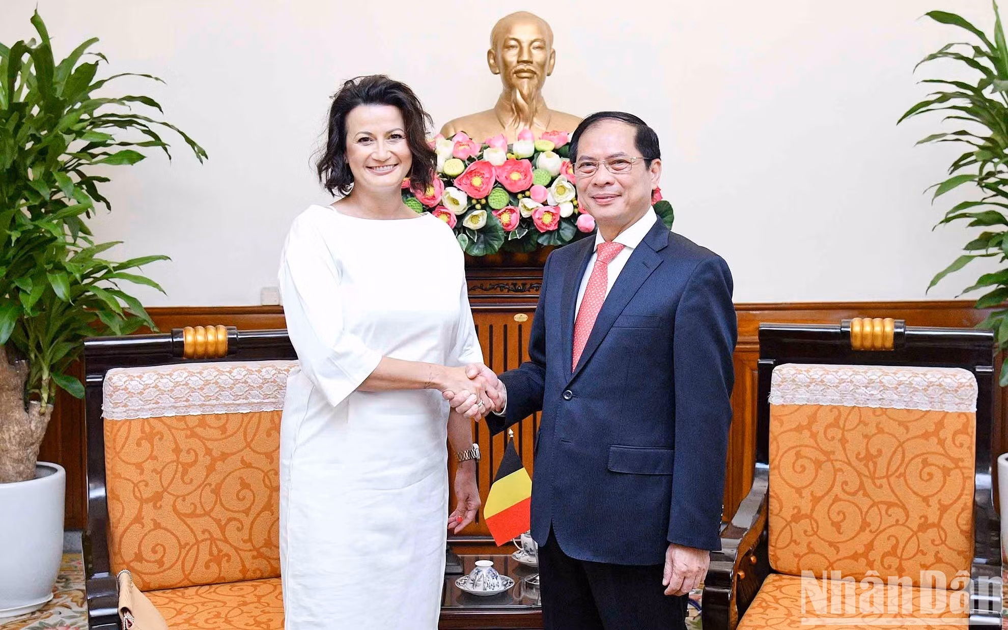 La presidenta del Senado belga, Stephanie D'Hose y el ministro de Relaciones Exteriores de Vietnam, Bui Thanh Son, en el encuentro.