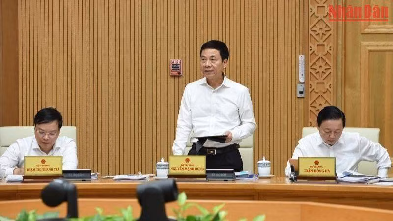 El ministro de Información y Comunicación, Nguyen Manh Hung, interviene en la reunión. El ministro de Información y Comunicación, Nguyen Manh Hung, interviene en la reunión.