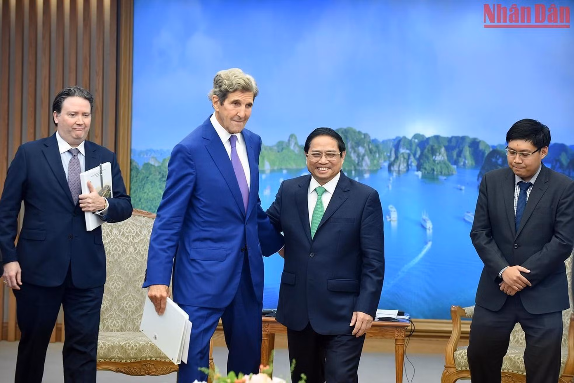 Deseó que John Kerry, como un amigo de Vietnam desde hace mucho tiempo, continúe brindando apoyo para fomentar la resiliencia de las comunidades vulnerables en el delta Mekong. Deseó que John Kerry, como un amigo de Vietnam desde hace mucho tiempo, continúe brindando apoyo para fomentar la resiliencia de las comunidades vulnerables en el delta Mekong.